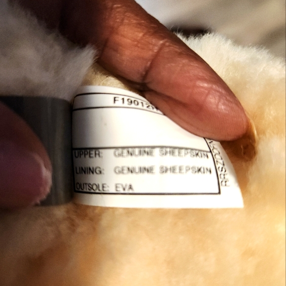 Authentic UGG sz 6 - Picture 4 of 8